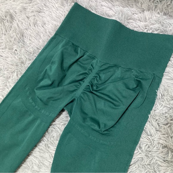 Booty Scrunch Leggings 🍑 - Picture 8 of 15